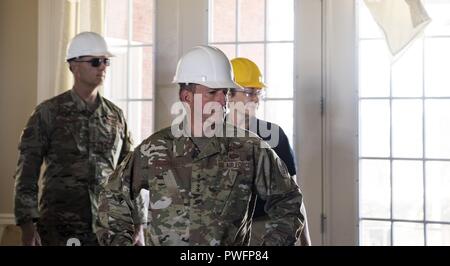 Secrétaire de l'Armée de l'air et Heather Wilson Chef d'état-major de la Force aérienne Le Général David Goldfein sondage suite à l'ouragan Michael à la base aérienne Tyndall, en Floride, le 14 octobre 2018, 14 octobre 2018. Air Combat Command a mobilisé plusieurs biens de secours dans le but de restaurer la paix après l'ouragan a causé des dommages considérables à la base.(U.S. Air Force photo par A1C Kelly Walker). () Banque D'Images