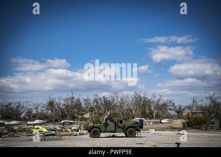 Aviateurs de la 820e groupe de défense de la Base, Moody Air Force Base, la Géorgie, l'épave de l'enquête sur le port de plaisance de la Base aérienne Tyndall, en Floride, le 14 octobre 2018, à la suite des ravages causés par l'ouragan Michael, le 14 octobre 2018. Air Combat Command a mobilisé plusieurs escadrons la commande principale pour aider à la restauration de fonctions de base suite à des dommages-intérêts à des vents forts. (U.S. Photo de l'Armée de l'air par la Haute Airman Keifer Bowes). () Banque D'Images