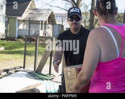 Blountstown, FL, le 13 octobre 2018 - bénévoles charger les véhicules avec la nourriture et l'eau à un point de distribution site au cours de l'ouragan Michael secours, 13 octobre 2018. Point de distribution ou POD est où le public va pour aller chercher des fournitures d'urgence après une catastrophe. Le Cpl. Jacklyn Farias /CAISE. () Banque D'Images