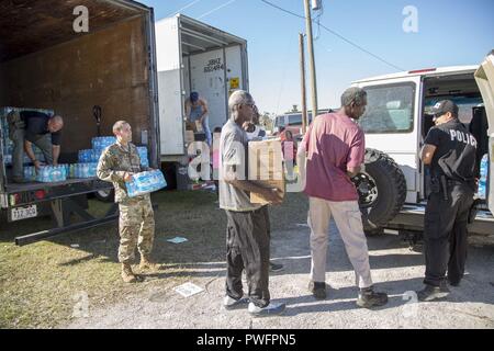 Blountstown, FL, le 13 octobre 2018 - bénévoles charger les véhicules avec la nourriture et l'eau à un point de distribution site au cours de l'ouragan Michael secours, 13 octobre 2018. Point de distribution ou POD est où le public va pour aller chercher des fournitures d'urgence après une catastrophe. La CPS. Andrea Serhan/CAISE. () Banque D'Images