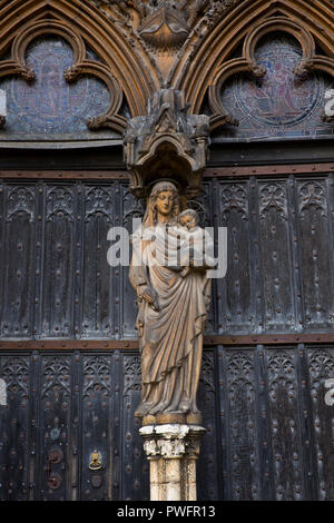 Vierge et l'enfant, la cathédrale de Lincoln, Ville de Lincoln, Angleterre, Royaume-Uni Banque D'Images