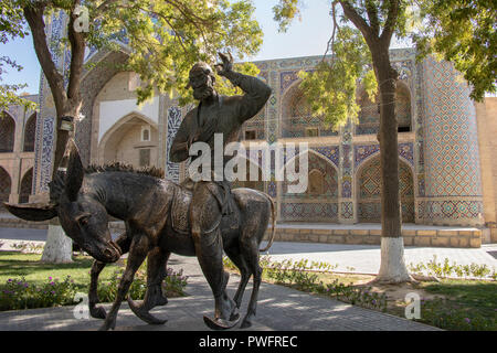 Boukhara, Ouzbékistan - le 22 septembre 2018 : la statue de Khodja Nasreddin en place en face de Abdul Aziz Khan Madrasa de Boukhara, Ouzbékistan. Banque D'Images