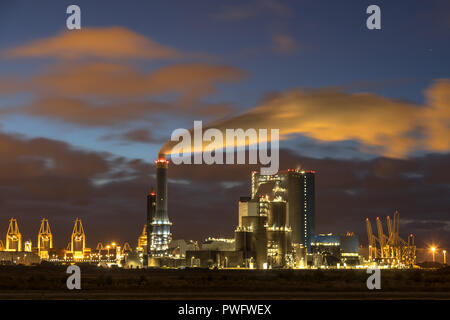 Paysage industriel éclairé avec des nuages de nuit dans Europoort, Maasvlakte Rotterdam Banque D'Images