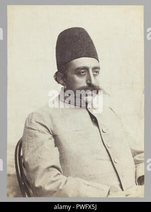 Portrait de studio de Mozaffar al-Din Shah en tenue informelle Banque D'Images