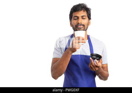 Homme employé indien bénéficiant d'odeur de boisson chaude au cours de pause café comme concept relaxant isolé sur fond blanc Banque D'Images