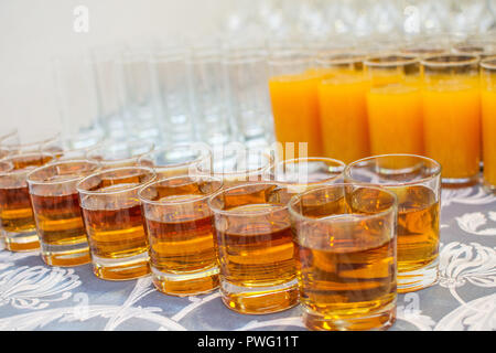 Arrière-plan de l'alimentation. de verres de jus sur table du buffet. Banque D'Images