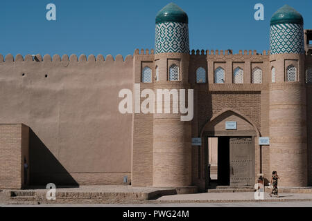 Vue sur la porte et la paroi extérieure du Kunya-Ark, vieux château construit à la fin du 17ème siècle en 1686-1688 par Anushakhan Arangakhan le fils à l'intérieur de la ville historique de Ichan-Kala Khiva l'ancienne capitale de Khwarezmia et le Khanat de Khiva répertorié comme site du patrimoine mondial de l'Unesco situé dans la région de l'Ouzbékistan, Xorazm Banque D'Images