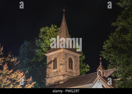 Détail architectural de la chapelle Sainte Marie de nuit à Saint Lary Soulan en France Banque D'Images