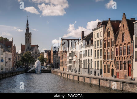 Une énorme baleine construit à partir de 5 tonnes de déchets plastiques recyclés pour la Triennale 2018 Bruges s'élève du canal à la place de Jan Van Eyck, Bruges, Belgique. Banque D'Images