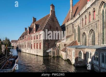 Architecture extérieure de Saint Johns, un musée de l'hôpital pour l'un des plus anciens hôpitaux préservés en Europe, Mariastraat, Bruges, Belgique Banque D'Images