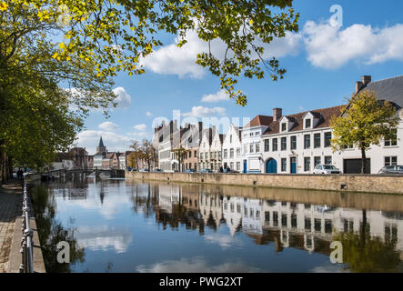 Scène de rue de canal mer logement dans la ville historique de Bruges, Flandre occidentale, Belgique Banque D'Images