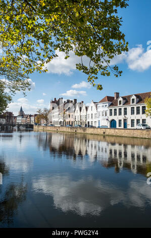 Scène de rue de canal mer logement dans la ville historique de Bruges, Flandre occidentale, Belgique Banque D'Images