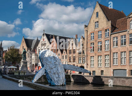 Une énorme baleine construit à partir de 5 tonnes de déchets plastiques recyclés pour la Triennale 2018 Bruges s'élève du canal à la place de Jan Van Eyck, Bruges, Belgique. Banque D'Images