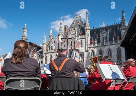 Les musiciens jouer à un concert de musique en plein air à la place du marché de la vieille ville au cours d'une journée ensoleillée de septembre, Markt, Bruges, Flandre, Banque D'Images