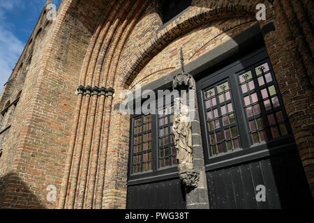 L'architecture extérieure de porte détail Saint Johns, un musée de l'hôpital pour l'un des plus anciens hôpitaux préservés en Europe, Mariastraat, Bruges, Belgique Banque D'Images