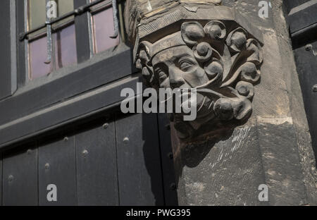 L'architecture extérieure de porte détail Saint Johns, un musée de l'hôpital pour l'un des plus anciens hôpitaux préservés en Europe, Mariastraat, Bruges, Belgique Banque D'Images