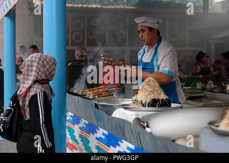 Un vendeur vendant des kebab grillés sur des brochettes dans le bazar Chorsu également appelé bazar Charsu situé dans le centre de la vieille ville de Tachkent capitale de l'Ouzbékistan Banque D'Images