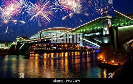 Bogdan Khmelnitski bridge at night à Moscou, Russie. Nuit de fête paysage de ville à l'aide de Fireworks dans le ciel bleu Banque D'Images