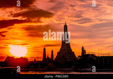 Wat Arun Ratchawararam au coucher du soleil avec de beaux nuages et ciel orange. Wat Arun temple bouddhiste est le monument à Bangkok, Thaïlande. L'art d'attraction Banque D'Images