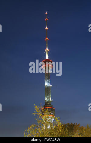 Vue de la tour de télévision de Tashkent Toshkent Teleminorasi un 375 mètres de haut en ce moment tour de la deuxième plus haute structure en Asie centrale situé à Tachkent capitale de l'Ouzbékistan Banque D'Images