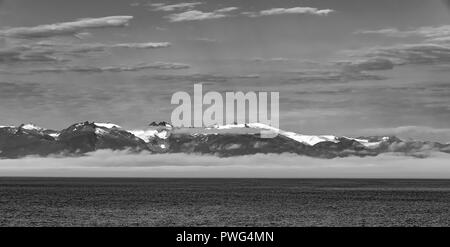 Côte de l'Alaska avec une montagne Banque D'Images