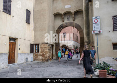 Pienza, Toscane, Italie entrée voûtée de la vieille ville Banque D'Images