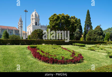 Le point de vue de l'église de Santa Maria du Monastère des Hiéronymites dans le joli jardin de l'Empire Square. Lisbonne, Portugal Banque D'Images