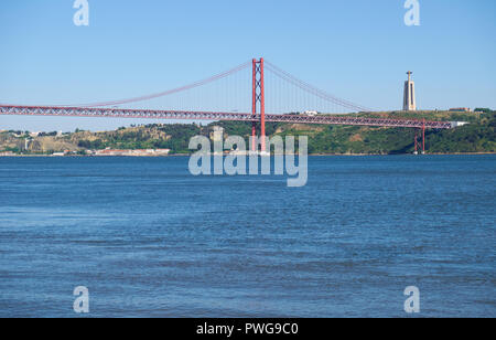 Lisbonne, Portugal - 2 juillet 2016 : Pont du 25 avril pont suspendu sur la rivière Tejo avec Jésus Christ Roi de l'arrière-plan sur la Statue à Lisbonne, por Banque D'Images