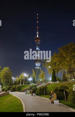 Vue de la tour de télévision de Tashkent Toshkent Teleminorasi un 375 mètres de haut en ce moment tour de la deuxième plus haute structure en Asie centrale situé à Tachkent capitale de l'Ouzbékistan Banque D'Images