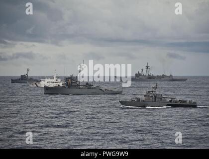 BRP Salvador Abcede (PG 114), BRP Miguel Malvar (PS 19), et BRP IloIlo (PS 32) ; PCG Pampanga (SARV 003) ; et l'USS Vandegrift (FFG 48). Banque D'Images