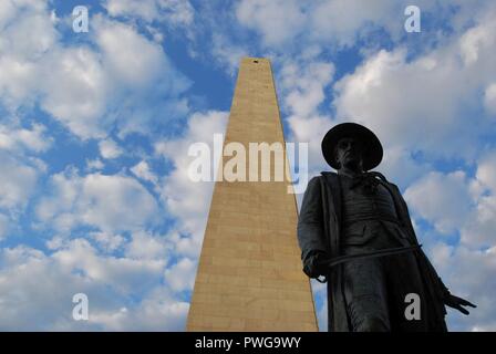 Bunker Hill Monument et le Colonel William Prescott statue. Banque D'Images