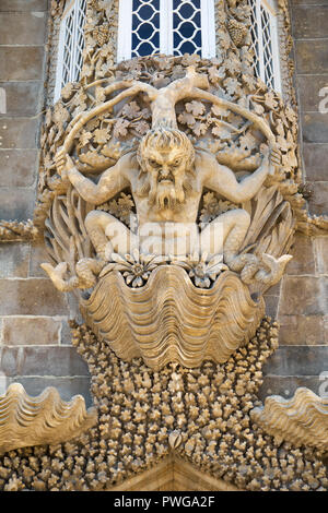 Style Manuelino décoratif corbel en forme de Triton dans le cadre de l'oriel sur la passerelle de la création dans le palais de Pena. Sintra. Portugal Banque D'Images