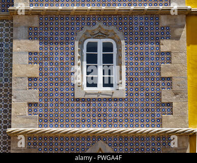 Le Neo-Manueline style style lancet sur la façade ouest du nouveau Palais. Palais de Pena. Sintra. Portugal Banque D'Images