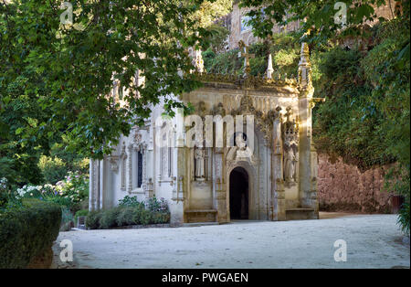 La vue de la Regaleira Chapelle dans la Quinta da Regaleira estate park. Sintra. Portugal Banque D'Images