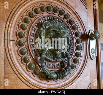 La décoration en laiton en forme de tête de lion heurtoir de porte sur la porte du Palais de la Regaleira. Sintra. Portugal Banque D'Images