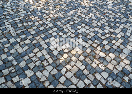 Le modèle de la tradition mosaïque chaussée portugaise conçu avec le noir et blanc des pierres de basalte et de calcaire dans le parc de l'ONU. Lisbonne. P Banque D'Images