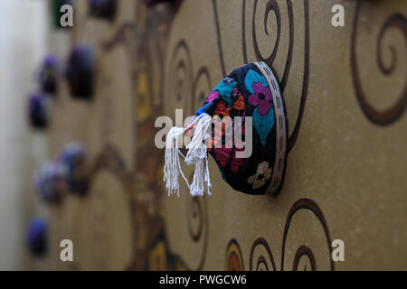 Pile de Tubeteika ou Tubatay bouchons traditionnels portés au Tadjikistan, Kazakhstan, Kirghizistan, Ouzbékistan et décorant le mur de Xan Restaurant Atlas dans la ville de Samarkand alternativement Samarqand en Ouzbékistan