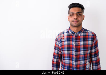 Jeune Indien homme portant chemise à carreaux contre white backgroun Banque D'Images