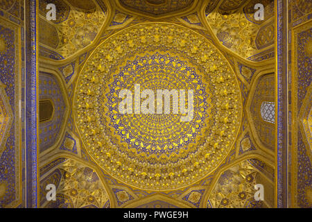 Vue de l'intérieur de hall doré abondamment le Masjid (mosquée) de Tilya-Kori Madrasah (1646-1660) dans la place publique de Registan, qui fut le coeur de la ville antique de Samarkand alternativement Samarqand de la dynastie timouride en Ouzbékistan Banque D'Images