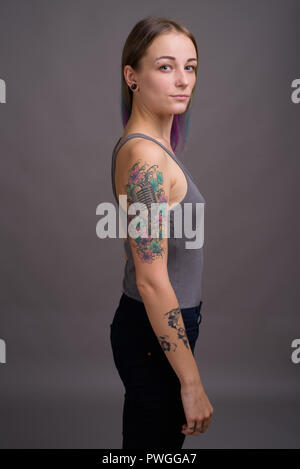 Jeune belle et rebelle avec les cheveux multicolores contre Banque D'Images