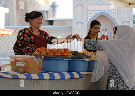 La vente du vendeur légumes marinés dans Siyob aussi appelé Bazar Siab Bazar, le plus grand bazar de la ville de Samarkand alternativement Samarqand en Ouzbékistan Banque D'Images