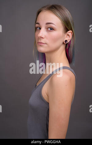 Jeune belle et rebelle avec les cheveux multicolores contre Banque D'Images