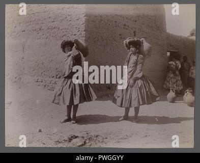 Deux femmes portant des cruches d'Argile ne porte pas de collants l'un des 274 Photographies Vintage - Antoin. Sevruguin Banque D'Images