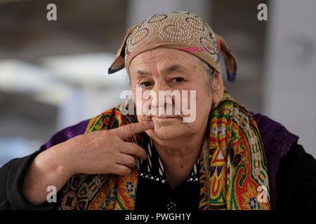 Un ancien détenteur de stalle portant des vêtements traditionnels ouzbeks à Siyob Bazaar a également appelé Siab Bazaar, le plus grand bazar de la ville de Samarkand alternativement Samarqand en Ouzbékistan Banque D'Images