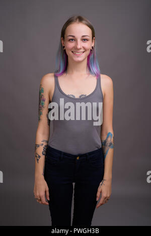 Jeune belle et rebelle avec les cheveux multicolores contre Banque D'Images