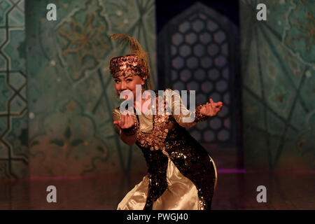 Danseurs portant des costumes historiques au cours d'une performance ethno-culturelle organisée par "El Merosi" ('Le patrimoine du peuple') le théâtre de costumes historiques travaille depuis 2005 dans la ville de Samarkand alternativement Samarqand de la dynastie timouride en Ouzbékistan Banque D'Images