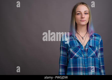 Jeune belle et rebelle avec les cheveux multicolores contre Banque D'Images