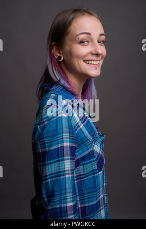 Jeune belle et rebelle avec les cheveux multicolores contre Banque D'Images