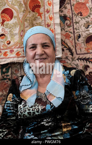 Une vieille femme ouzbek portant des vêtements traditionnels dans la ville de Tachkent, capitale de l'Ouzbékistan Banque D'Images