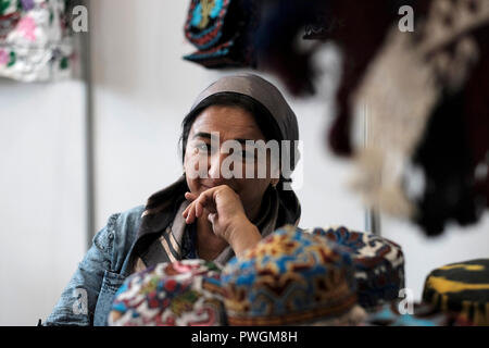 Une vieille femme ouzbek portant des vêtements traditionnels dans la ville de Tachkent, capitale de l'Ouzbékistan Banque D'Images